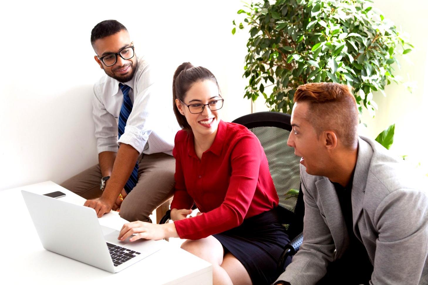 Bureau avec outils de travail pour gestion financière